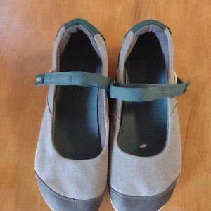 Xero Cassie Shoes in Grey with Spruce color straps